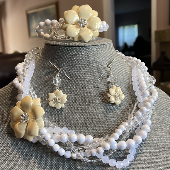 Cache Jewelry set - Picture 6 of 6